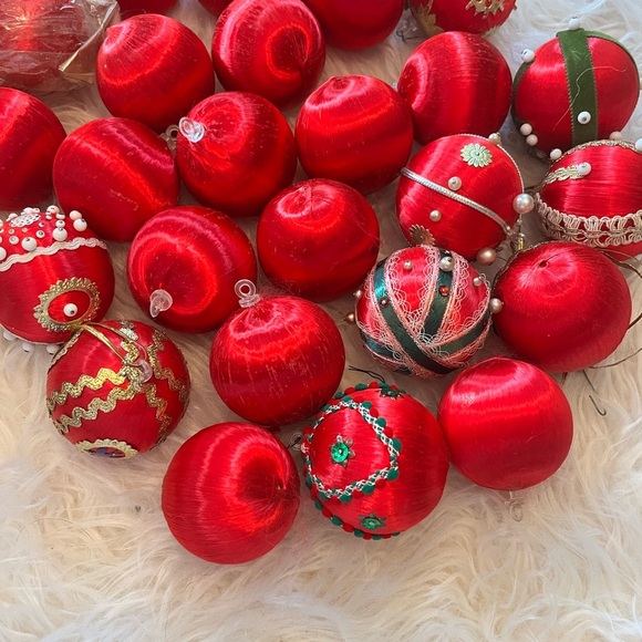 Lot Of Vintage Red Satin Christmas Ornaments Some Beaded 30 - Picture 2 of 3